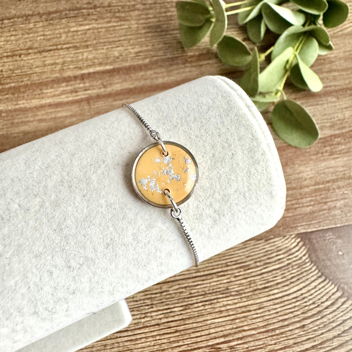 Bracelet - Clay Round Pendant Silver Leaf