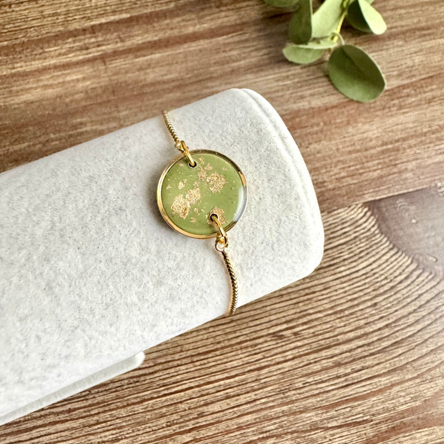 Bracelet - Clay Round Pendant Gold Leaf