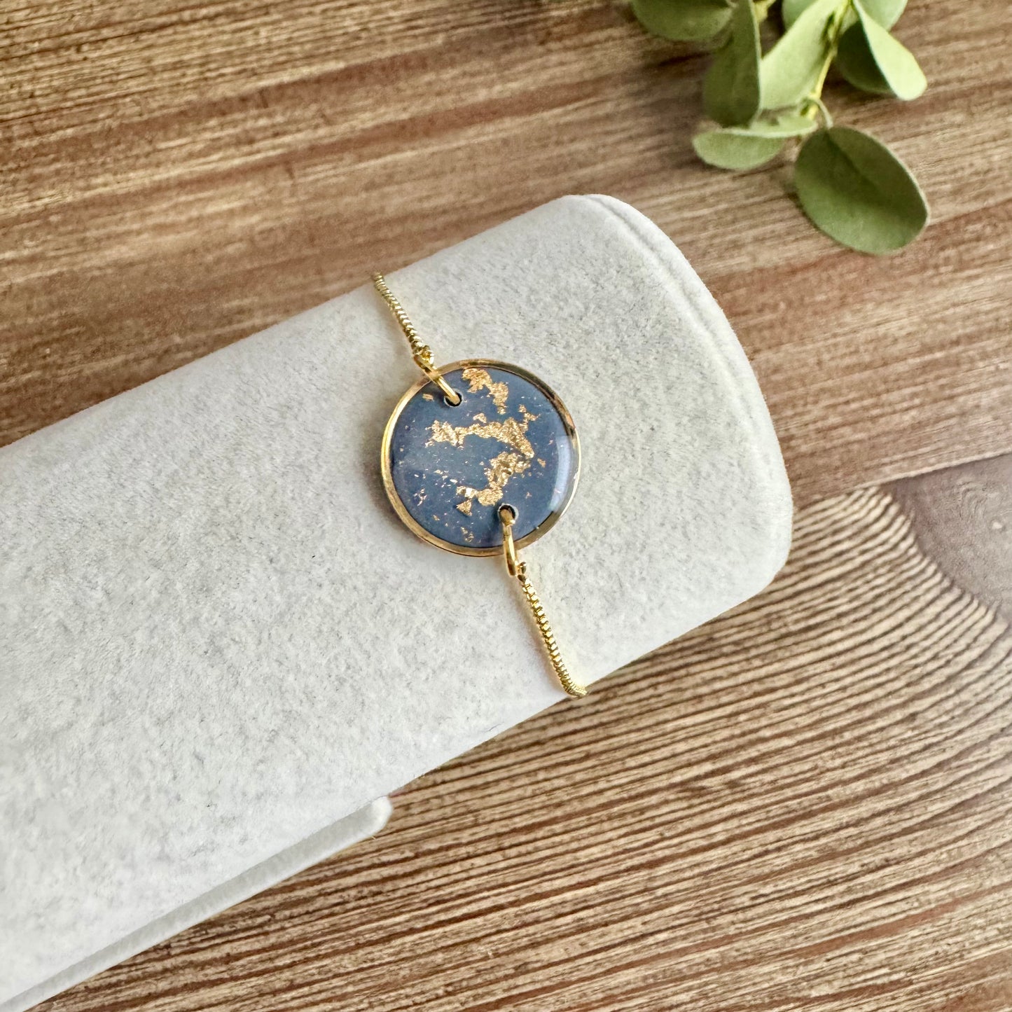 Bracelet - Clay Round Pendant Gold Leaf
