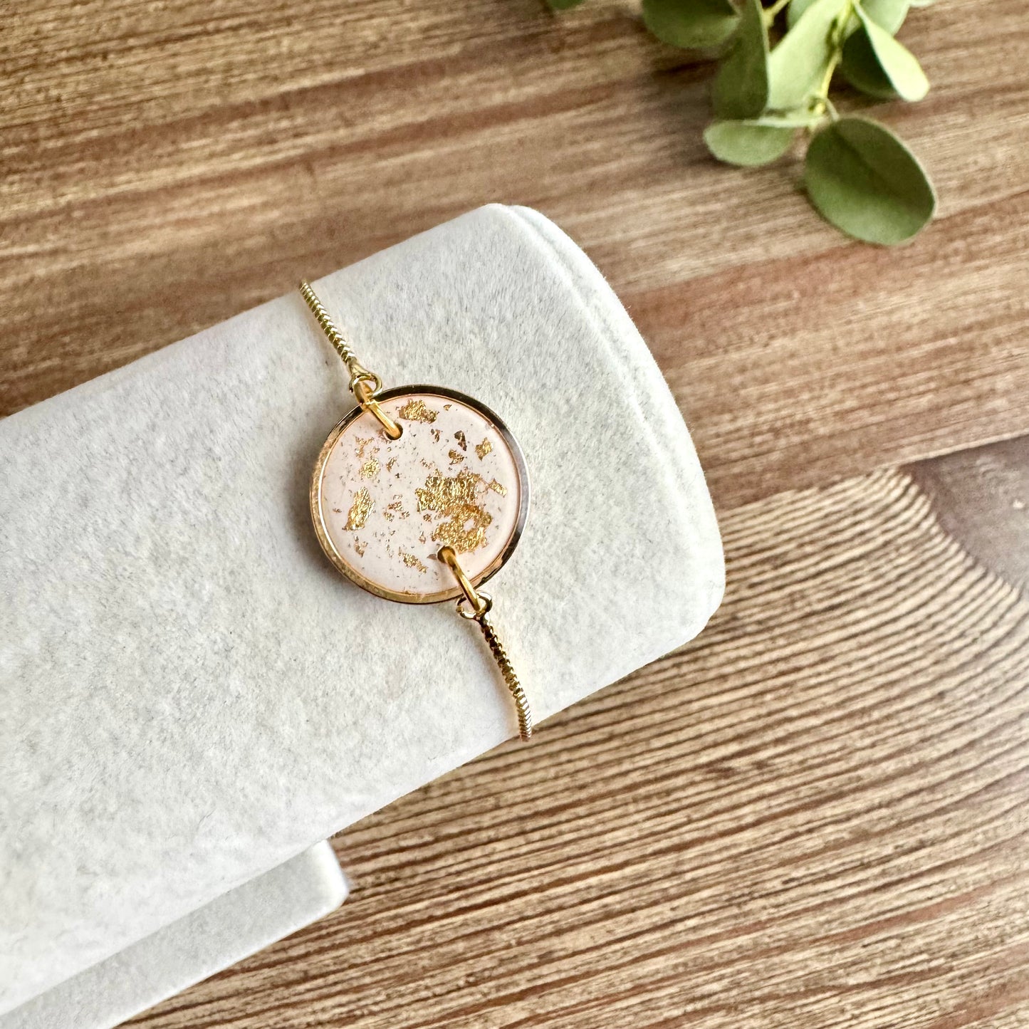 Bracelet - Clay Round Pendant Gold Leaf